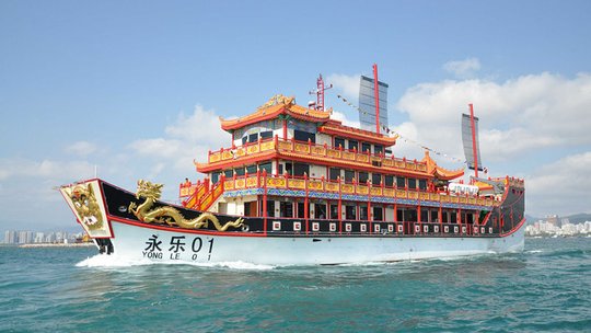 永乐01号“郑和宝船-梦回明朝”仿古船夜游三亚湾