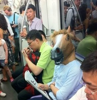 上海地铁惊现“马头人”