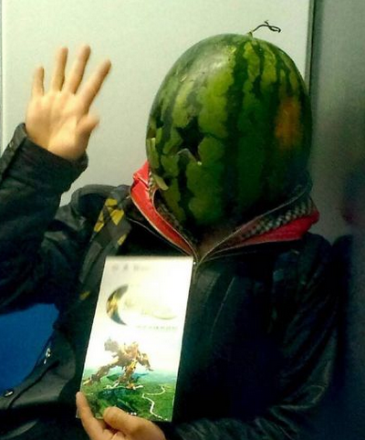 醉酒男子戴西瓜头套乘地铁 醉酒男子戴西瓜头套乘地铁