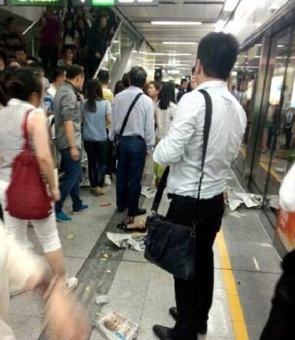 深圳一地铁乘客晕倒引发踩踏9人受伤