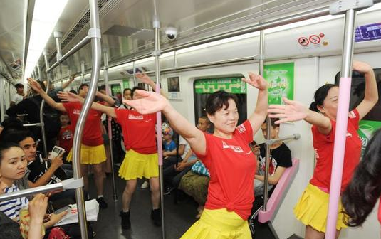 广场舞跳进地铁中国大妈一鸣惊人