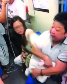 胖阿姨怒斥占座女