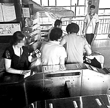 北京大妈地铁强行逃票 北京大妈地铁强行逃票