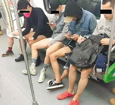 地铁10男生当众脱裤