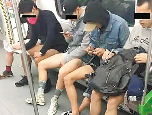 男生地铁当众脱裤