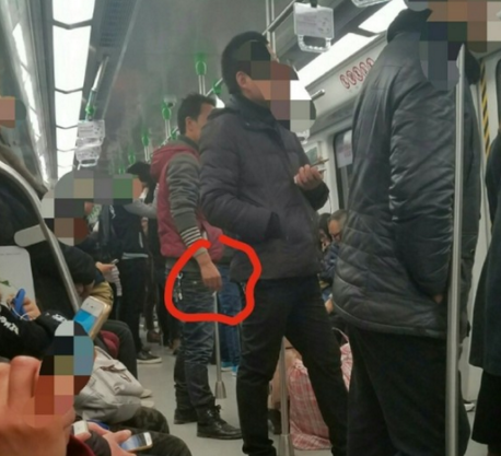 地铁抽烟引众怒 地铁抽烟引众怒
