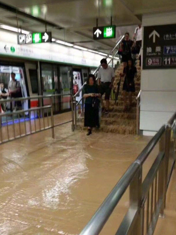 深圳地铁站被淹