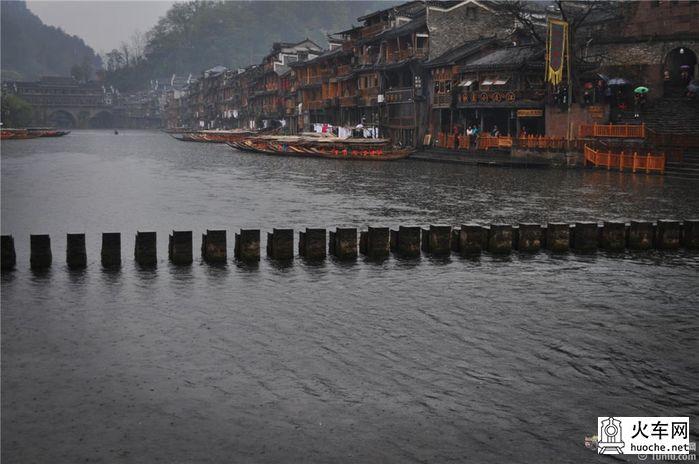 凤凰不负春光的雨中行12