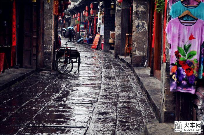 凤凰不负春光的雨中行6